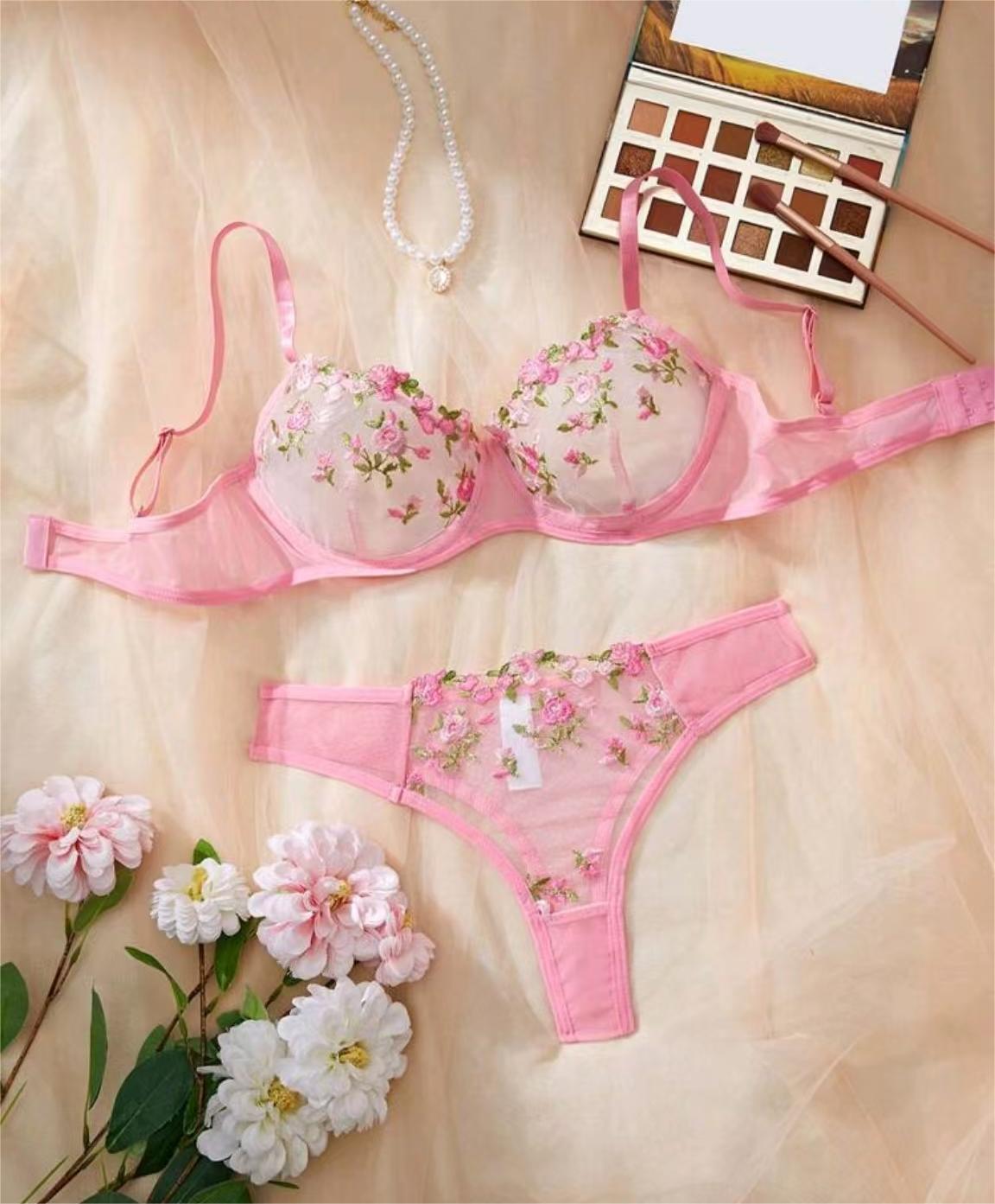Ensemble deux pièces de lingerie transparente